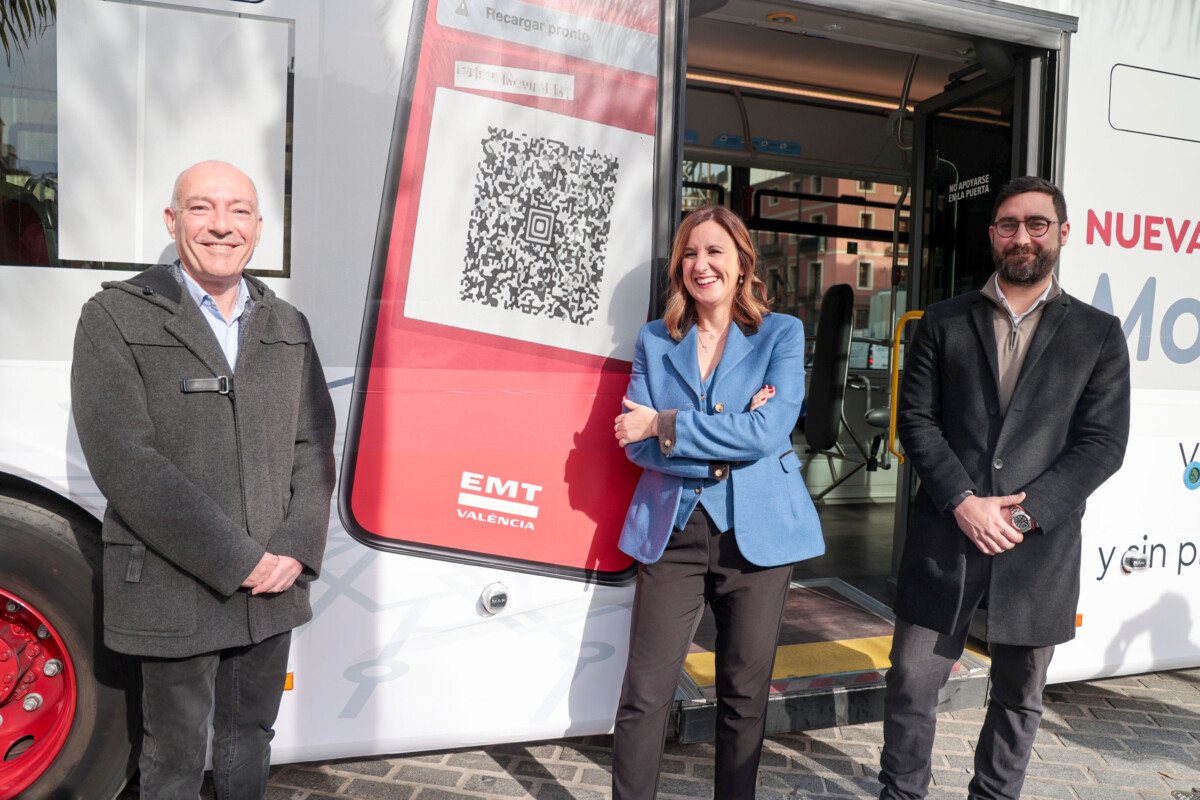 María José Catalá accede a un autobús de EMT con el nuevo billete virtual